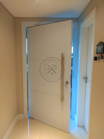 Porta pivotante em ACM branco neve com frisos horizontais e dupla vedação - Imagem 6