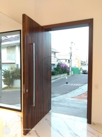 Porta pivotante de lambril maciço de Imbuia com bandeira superior, modelo ripado vertical - Imagem 5