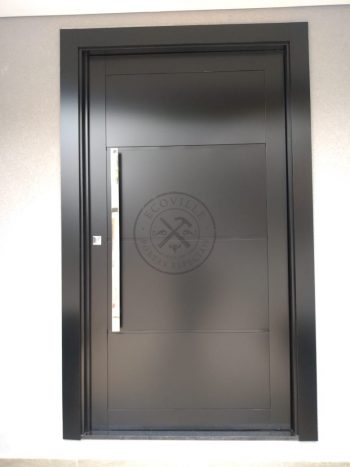 Porta pivotante em ACM preto carbono com frisos horizontais e dupla vedação - Imagem 5