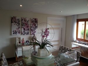 Porta de correr com visores de vidro jateado