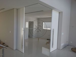 Porta com sistema de correr embutido na laje, medida especial e fechamento central - Imagem 5