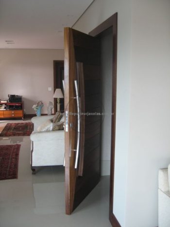 Porta pivotante reforçada com metalon de ferro, revestida com lambril de imbuia, visor de vidro fumê - Imagem 7