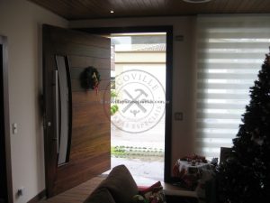 Porta pivotante reforçada com metalon de ferro, revestida com lambril de imbuia, visor de vidro fumê - Imagem 7