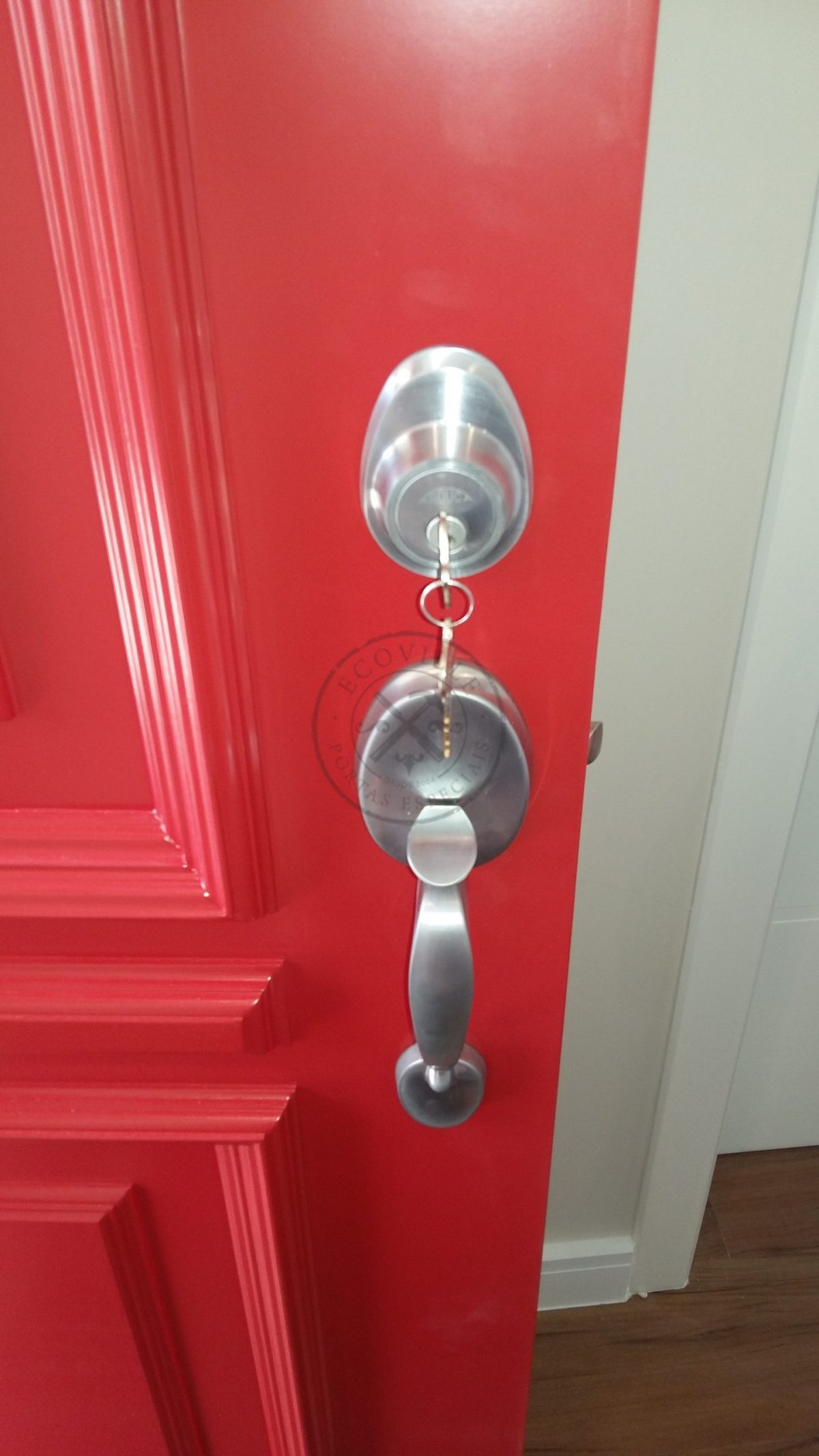 Porta pivotante com revestimento em MDF e pintura laca P.U vermelho acetinado - Imagem 7