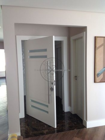 Porta pivotante com revestimento em MDF e pintura laca P.U branco acetinado - Imagem 6