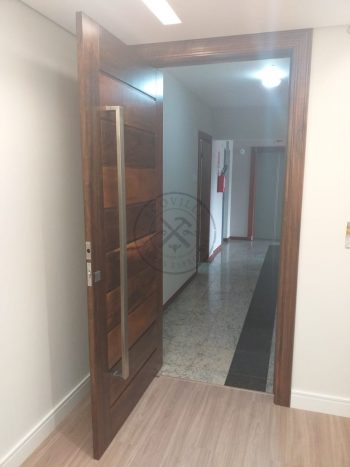 Porta pivotante em madeira maciça com pintura em verniz - Imagem 5