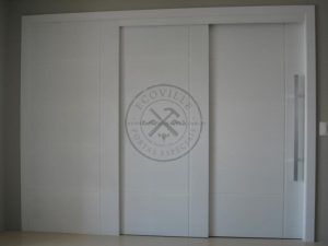 Porta com sistema de correr embutido com três folhas sobrepostas, pintura de laca P.U branco acetinado (Sayerlack) - Imagem 3