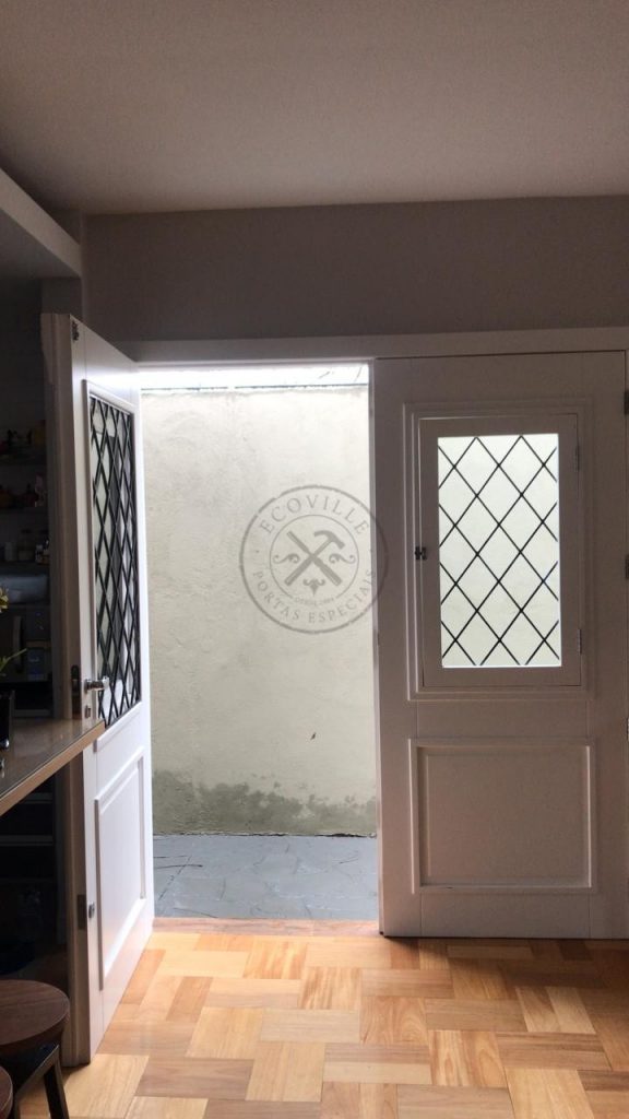 Porta com sistema de abertura dupla com grade de ferro especial - Imagem 8