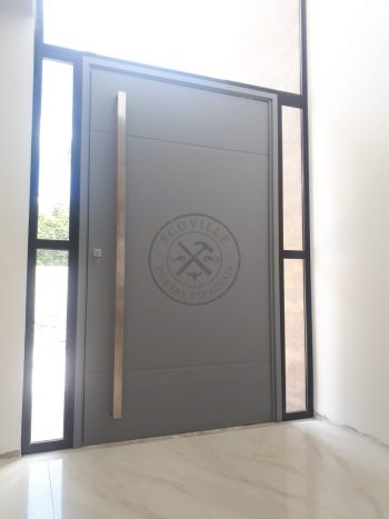 Porta pivotante com revestimento em MDF com dois frisos horizontais e pintura laca cinza acetinado - Imagem 6