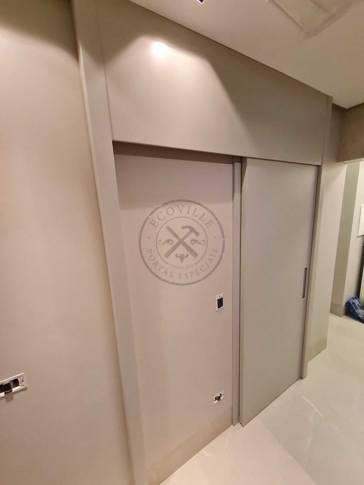 Porta com sistema de correr embutido com puxador cava pintura laca acetinado H157 - Imagem 5