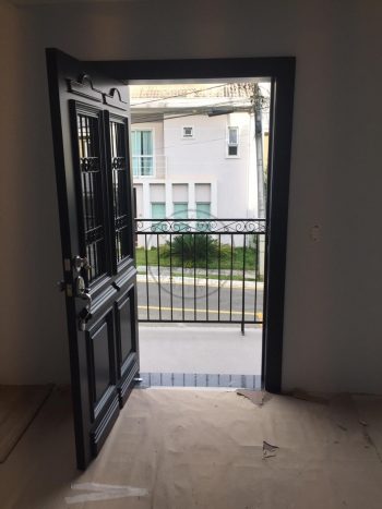 Porta pivotante com revestimento em MDF com grades, molduras e pintura laca preto acetinado - Imagem 8