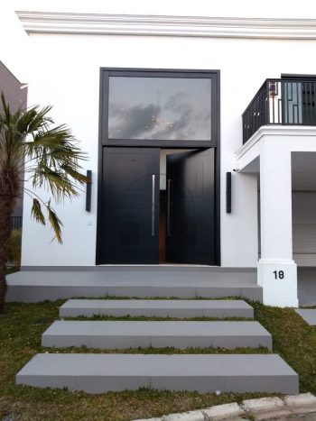 Porta pivotante em ACM preto carbono com almofadas e sistema de abertura dupla com bandeira superior de vidro temperado - Imagem 9