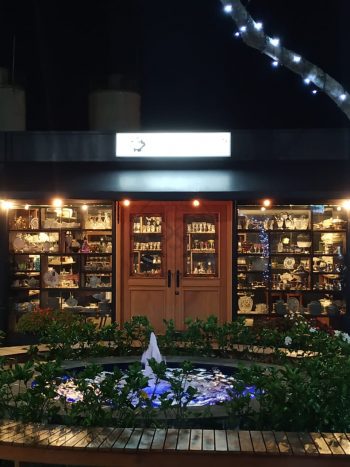 Porta com sistema de abertura dupla feita em madeira maciça com grades decorativas de ferro - Imagem 9