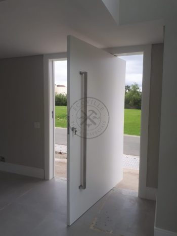 Porta pivotante com revestimento em MDF e pintura laca branco acetinado - Imagem 8