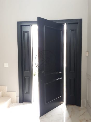 Porta pivotante com revestimento em MDF, apliques de moldura e pintura laca preto acetinado - Imagem 4