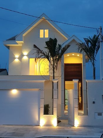 Porta pivotante de lambril de Imbuia com bandeira superior fixa seguindo o mesmo modelo da porta - Imagem 9