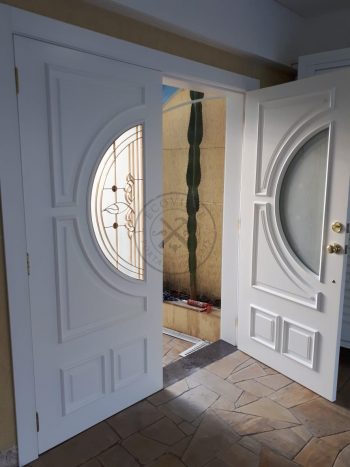 Porta com sistema de abertura dupla com grade de ferro - Imagem 5