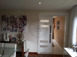 Porta de correr com visores de vidro jateado - Imagem 8