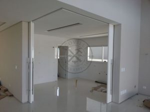 Porta com sistema de correr embutido na laje, medida especial e fechamento central - Imagem 6
