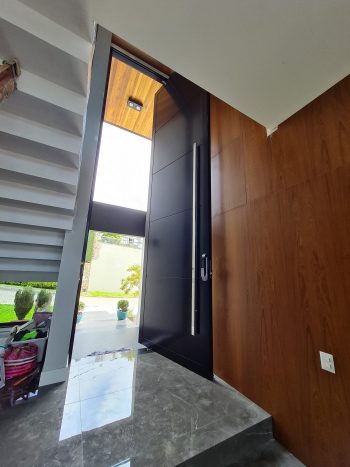 Porta pivotante em ACM preto carbono com borda e frisos horizontais e dupla vedação - Imagem 5