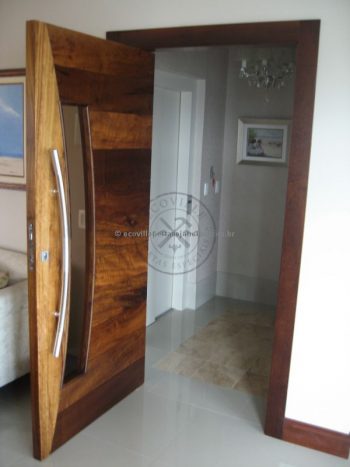 Porta pivotante reforçada com metalon de ferro, revestida com lambril de imbuia, visor de vidro fumê - Imagem 8