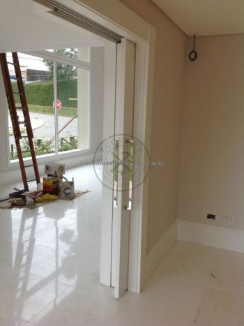 Porta de correr com três folhas sobrepostas, pintura de laca P.U branco fosco (Sayerlack) - Imagem 9