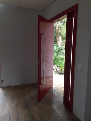 Porta pivotante com revestimento em MDF, portal duplo lateral e pintura laca vermelho alto brilho - Imagem 10