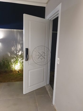 Porta de giro em ACM branco neve com almofadas - Imagem 6