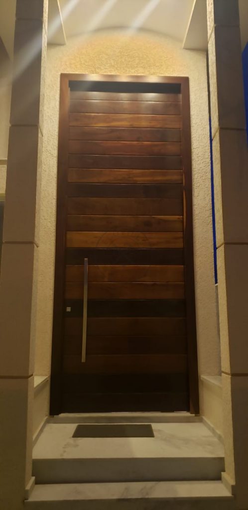 Porta pivotante de lambril de Imbuia com bandeira superior fixa seguindo o mesmo modelo da porta - Imagem 10