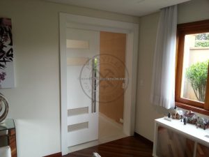 Porta de correr com visores de vidro jateado - Imagem 9