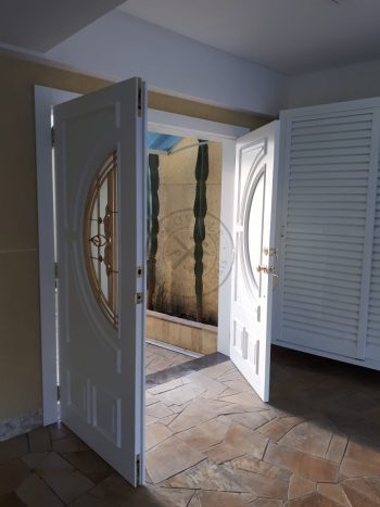 Porta com sistema de abertura dupla com grade de ferro - Imagem 6