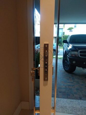 Porta pivotante em ACM branco neve com frisos horizontais e dupla vedação - Imagem 8