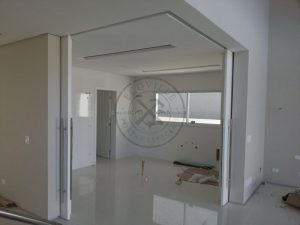 Porta com sistema de correr embutido na laje, medida especial e fechamento central - Imagem 7