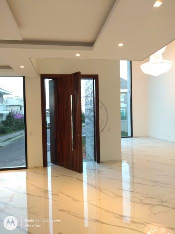 Porta pivotante de lambril maciço de Imbuia com bandeira superior, modelo ripado vertical - Imagem 6