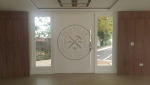 Porta pivotante com revestimento em MDF e pintura laca P.U branco acetinado - Imagem 7