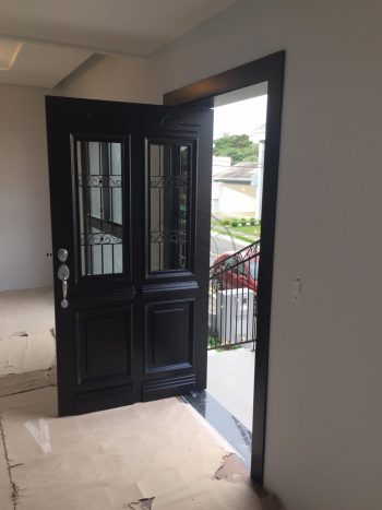 Porta pivotante com revestimento em MDF com grades, molduras e pintura laca preto acetinado - Imagem 9