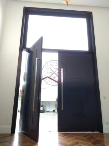 Porta pivotante em ACM preto carbono com almofadas e sistema de abertura dupla com bandeira superior de vidro temperado - Imagem 10