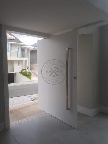 Porta pivotante com revestimento em MDF e pintura laca branco acetinado - Imagem 9