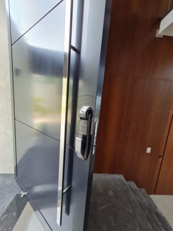 Porta pivotante em ACM preto carbono com borda e frisos horizontais e dupla vedação - Imagem 6