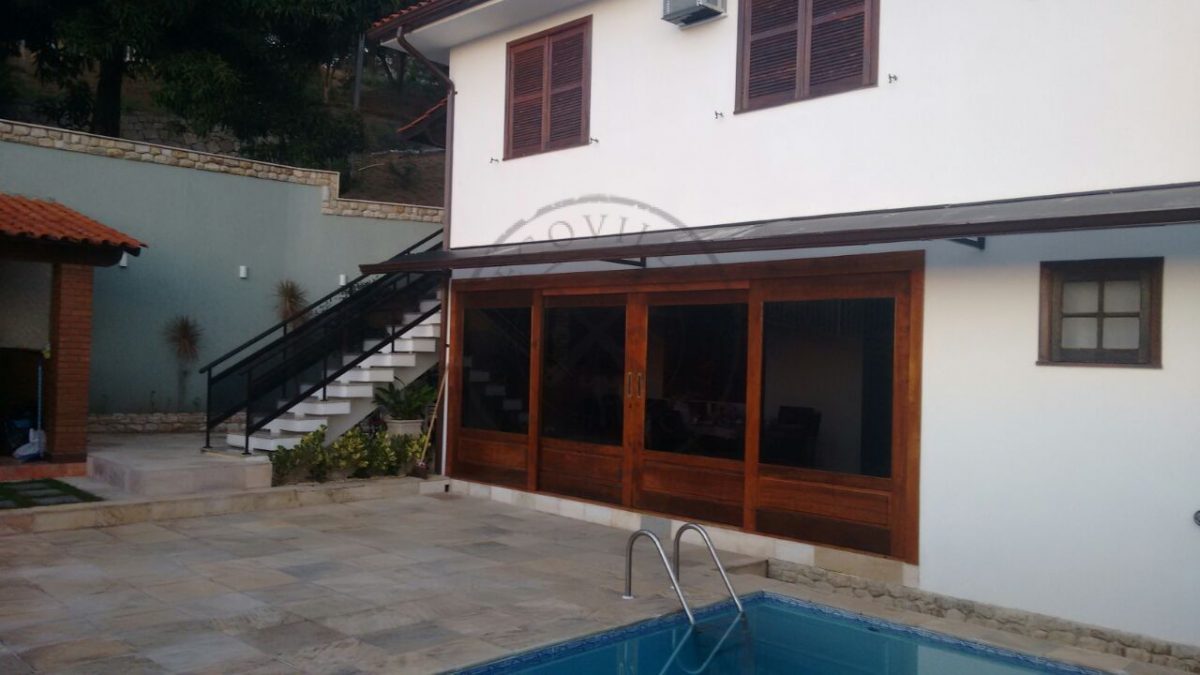 0e9921be-426d-4176-9568-d10d5db395e7 Porta de correr com sistema embutido, vidro panorâmico 10 mm temperado - Imagem 1