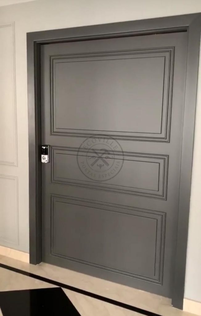 Porta pivotante com revestimento em MDF e apliques 3D com pintura laca chumbo - Imagem 2