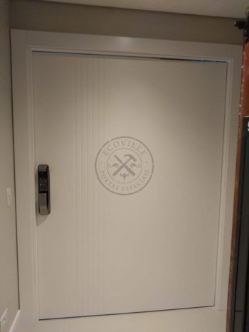 Porta pivotante com revestimento em MDF com frisos verticais e pintura laca branco acetinado - Imagem 2