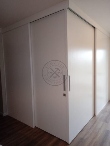 Porta com sistema de correr embutido de canto sob medida - Imagem 2
