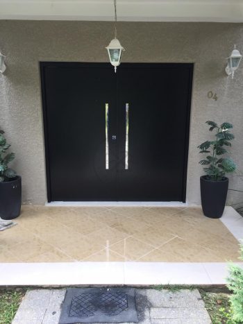 Porta pivotante com revestimento em MDF e pintura em laca preto acetinado