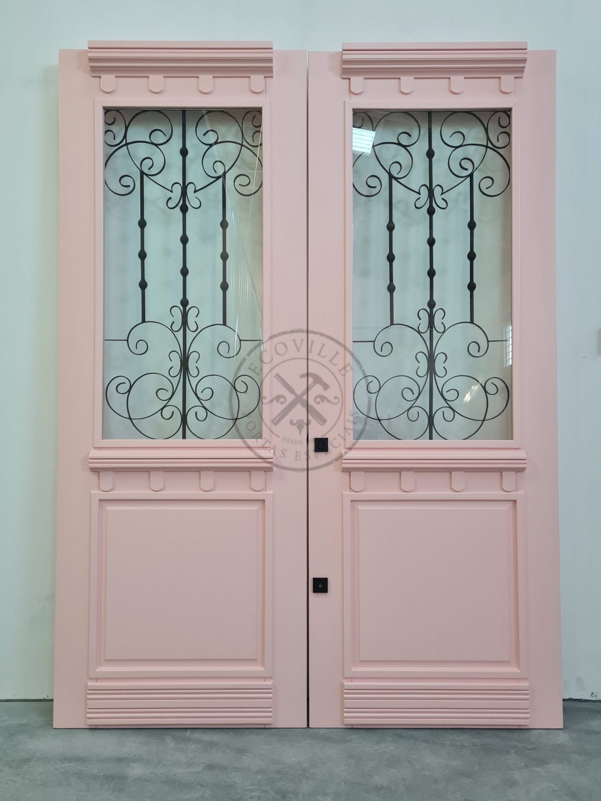 1-2-scaled-2 Porta com sistema de abertura dupla com grades de ferro, pintura laca rosa acetinada - Imagem 2