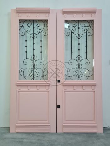 Porta com sistema de abertura dupla com grades de ferro, pintura laca rosa acetinada - Imagem 2