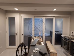 Porta com sistema de correr embutido sobrepostas com vidro panorâmico incolor - Imagem 2