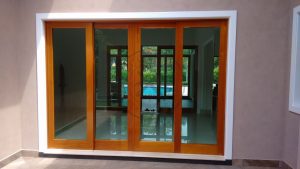 Porta com sistema de correr embutido com vidro panorâmico