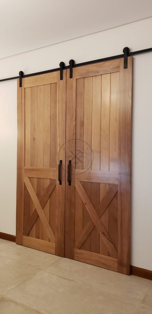 Porta com sistema de correr aparente modelo celeiro