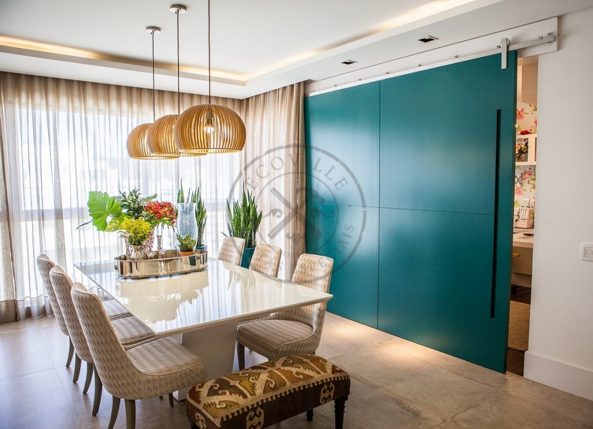 1-52 Porta de correr com trilho aparente e revestimento em MDF com pintura laca P.U azul especial acetinado - Imagem 1